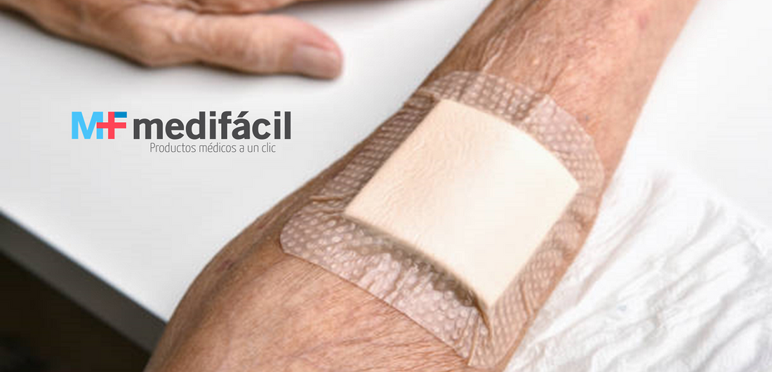 Apósito de espuma con adhesivo en brazo: tipos de apósitos para heridas y cómo usarlos