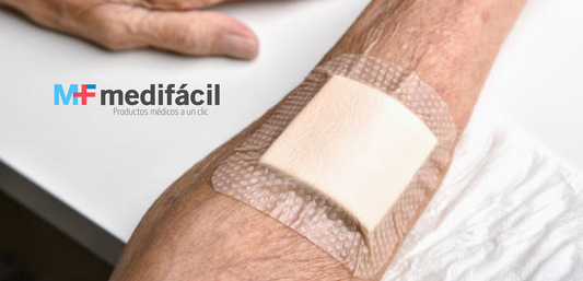 Apósito de espuma con adhesivo en brazo: tipos de apósitos para heridas y cómo usarlos