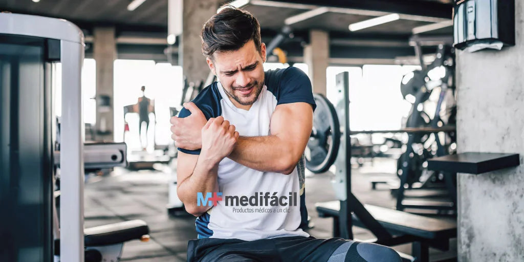 Hombre con dolor en el hombro en el gimnasio